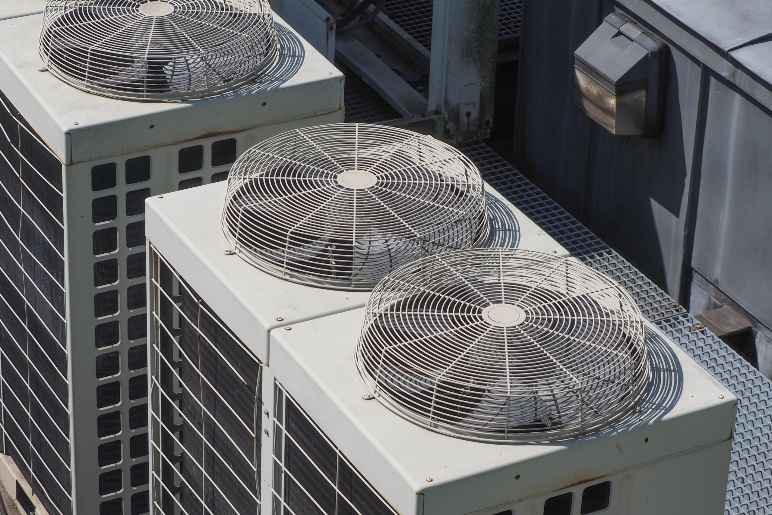 Nowoczesne urządzenia HVAC na dachu budynku