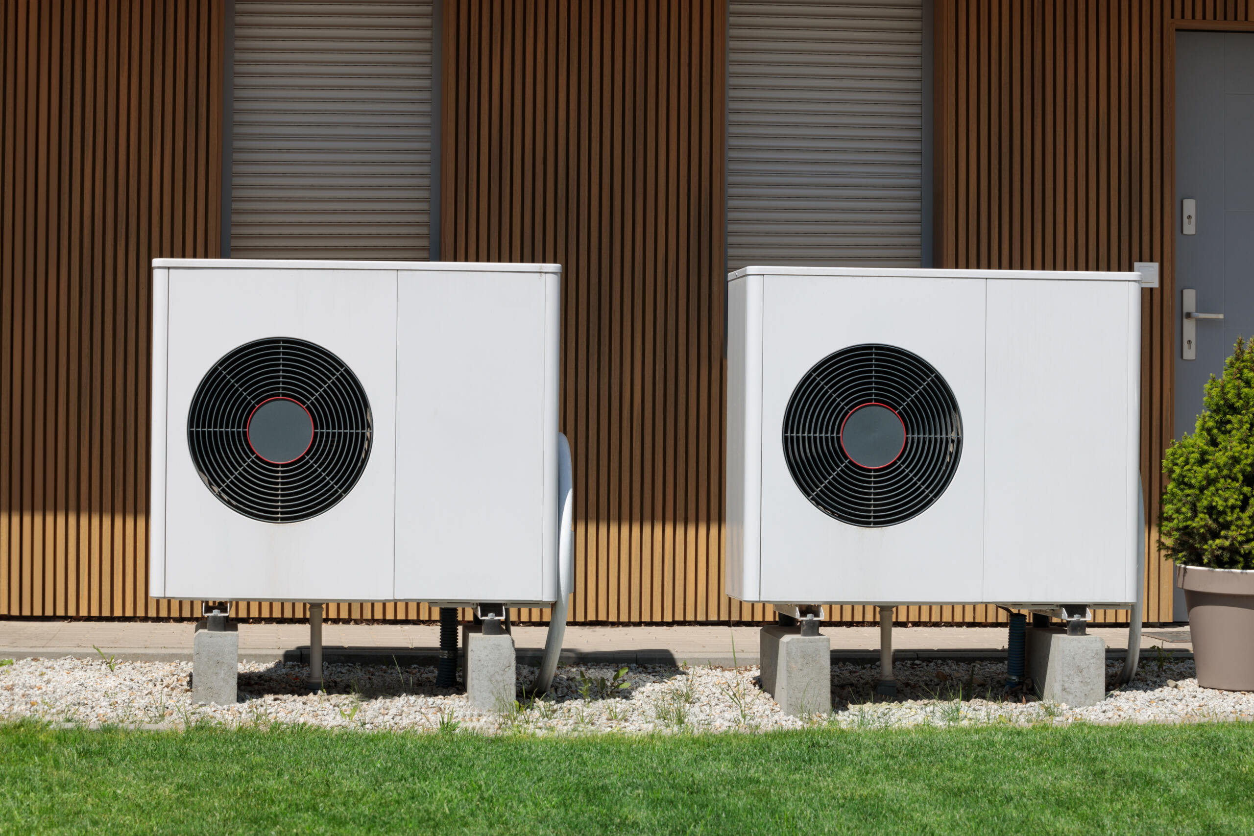 Nowoczesny system wentylacji i klimatyzacji przy budynku