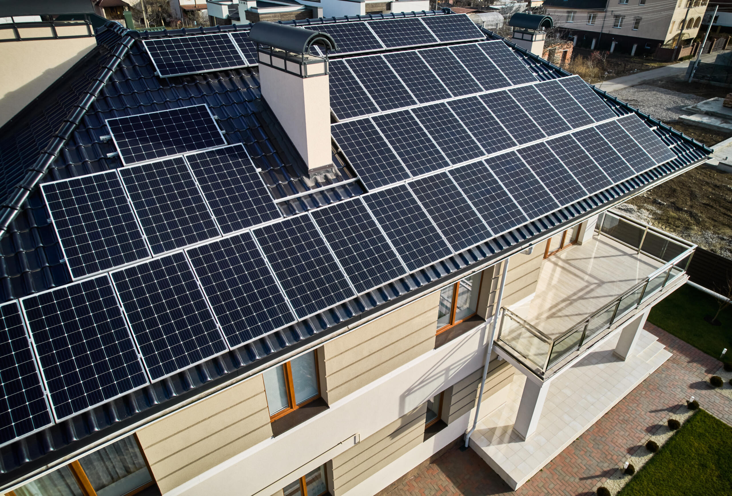 Dom z instalacją fotowoltaiczną i nowoczesnym systemem energetycznym
