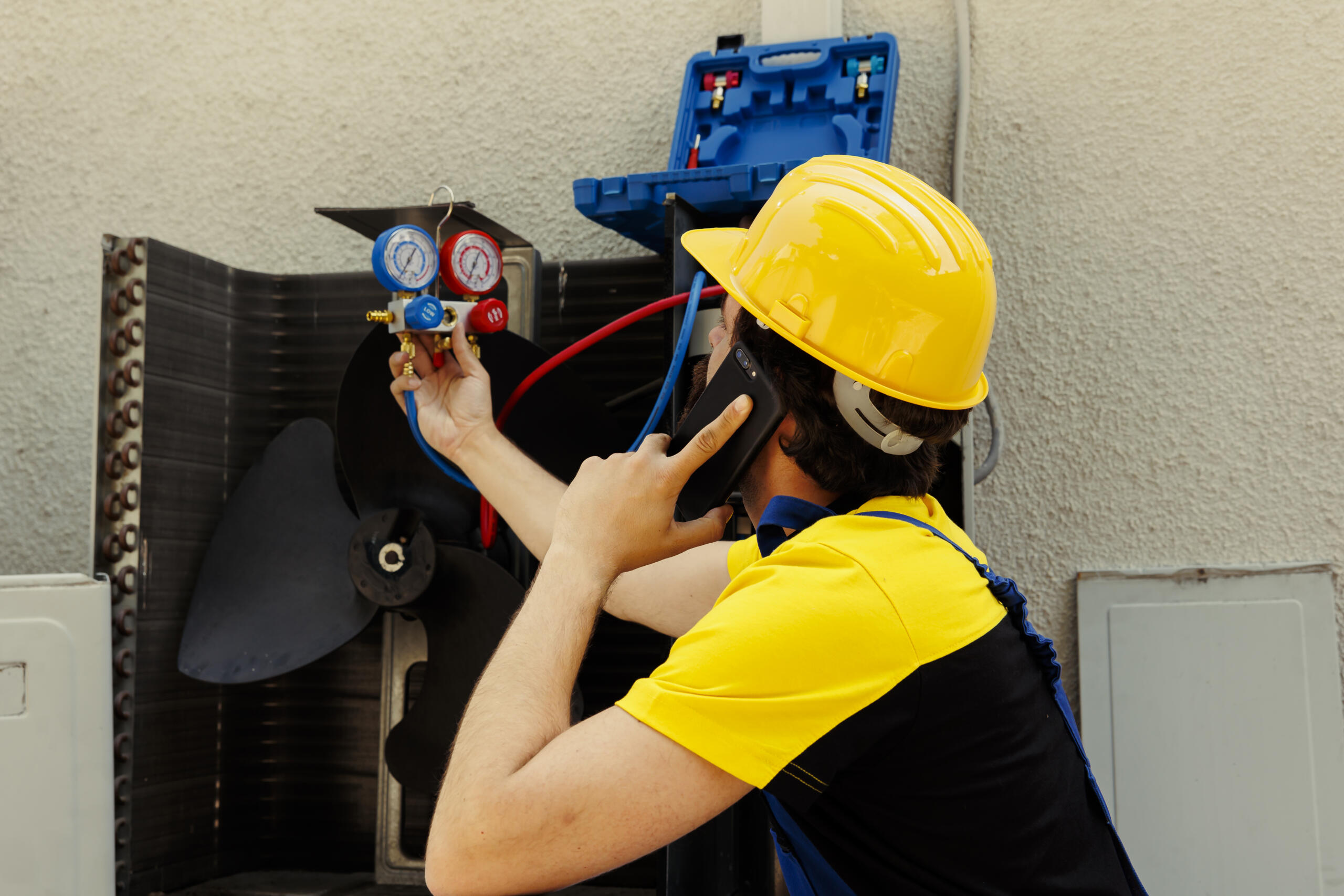 Technik HVAC podczas pracy przy instalacji