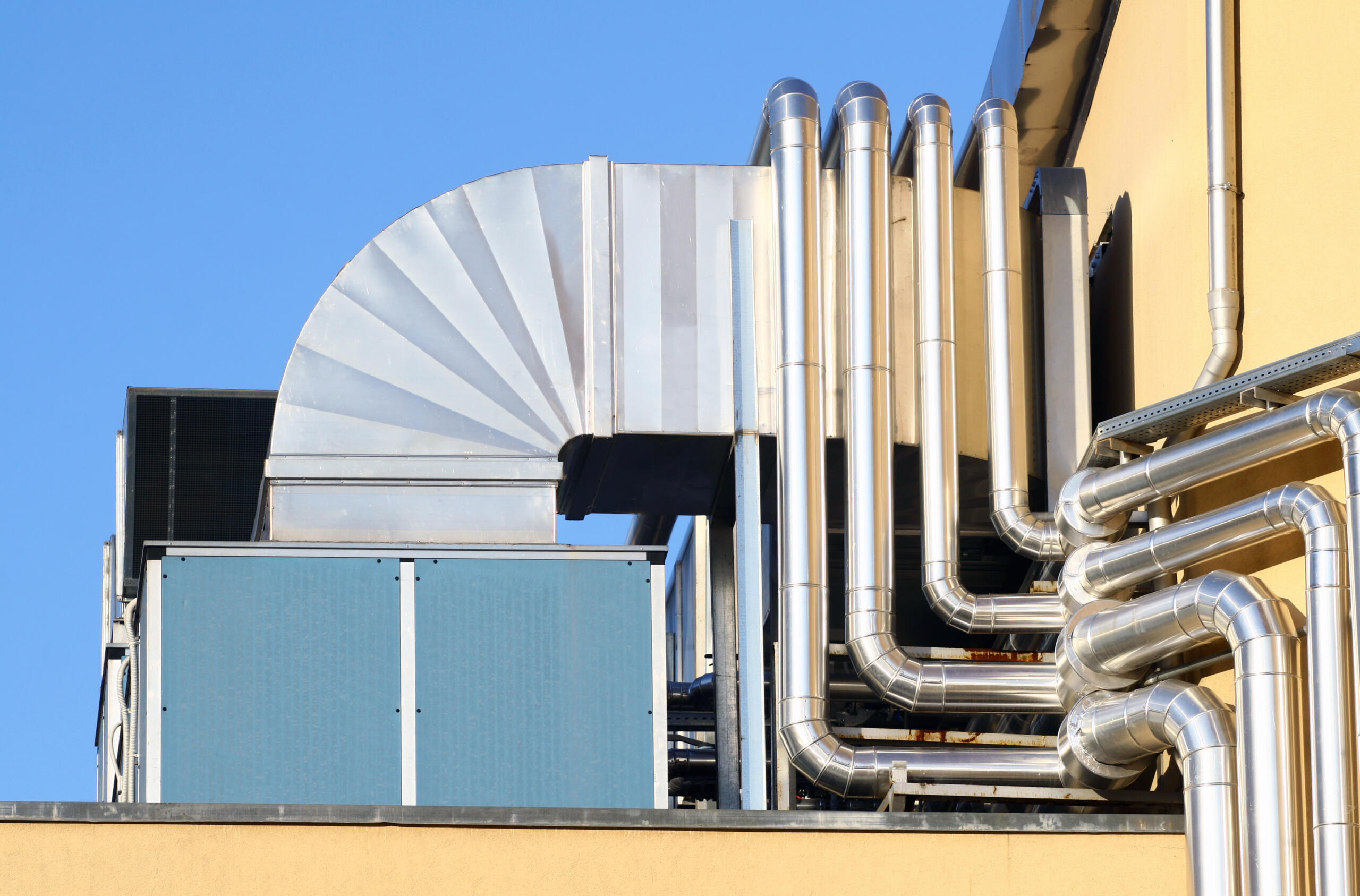Nowoczesny system HVAC na dachu budynku