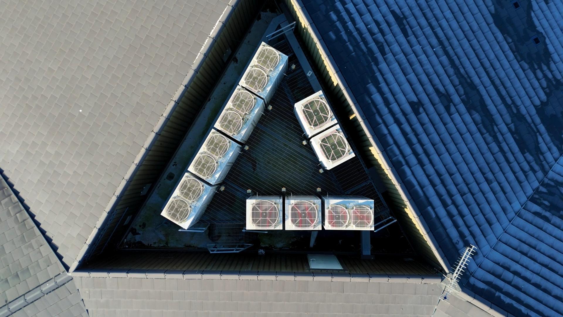 Nowoczesny obiekt z instalacją fotowoltaiczną